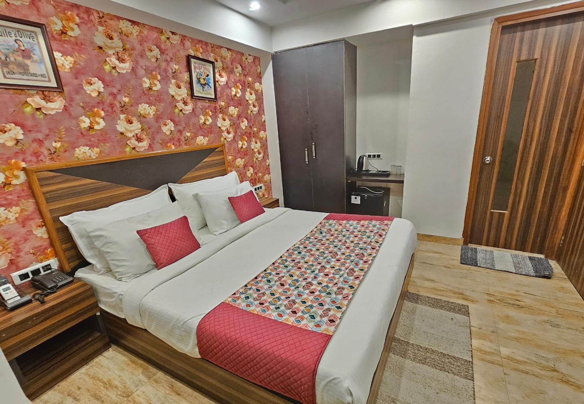 Hotel Linda Suites Near International Airport By La Casa Нью-Дели Экстерьер фото